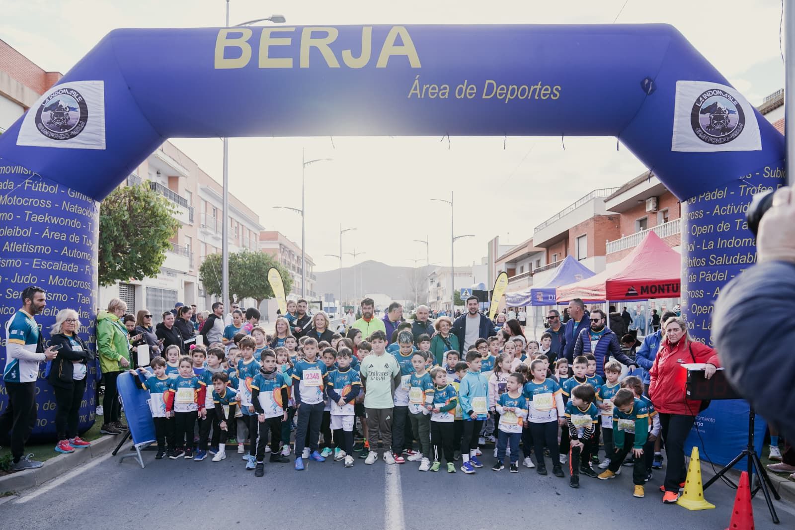 Los pequeños corredores preparados para tomar la salida de la Carrera Solidaria Fuentes de Vida.