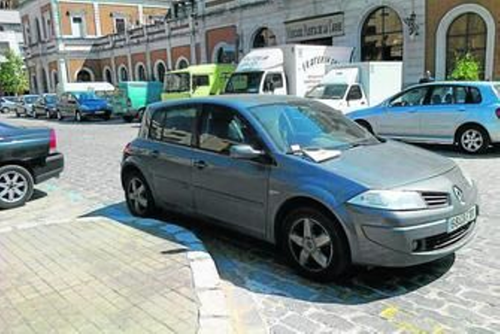 Un vehículo multado por empleados de la zona azul en el casco histórico.