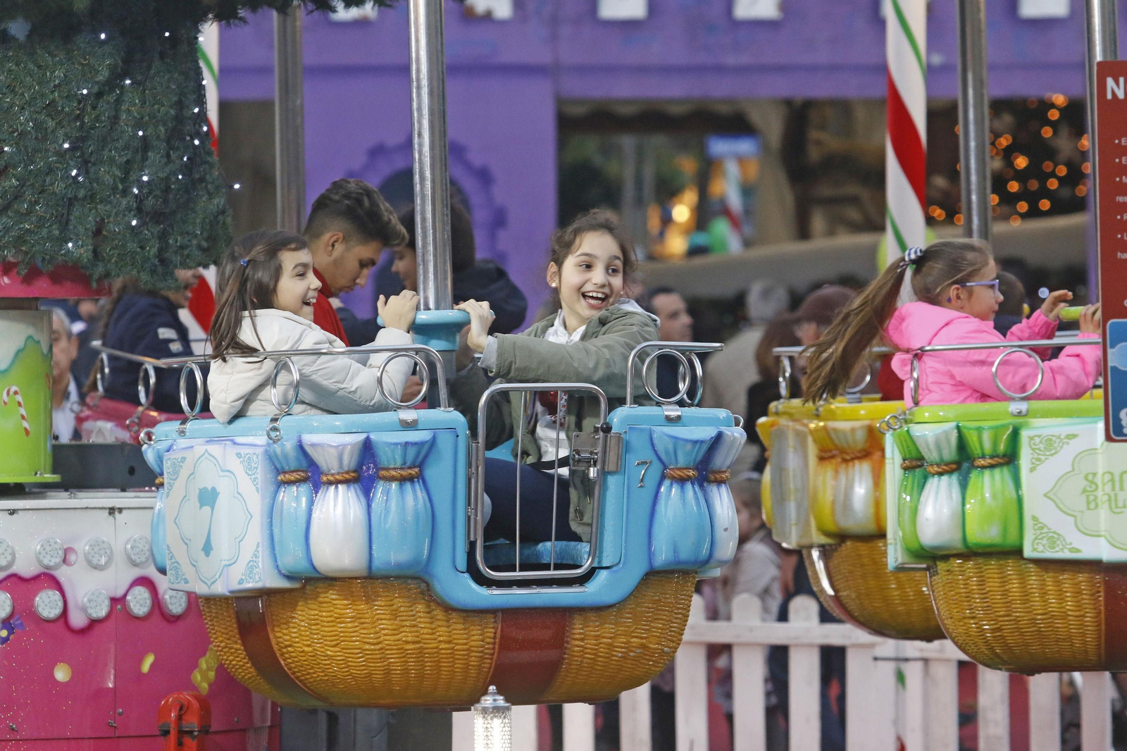 Varios niños en las atracciones de Gran Capitán.