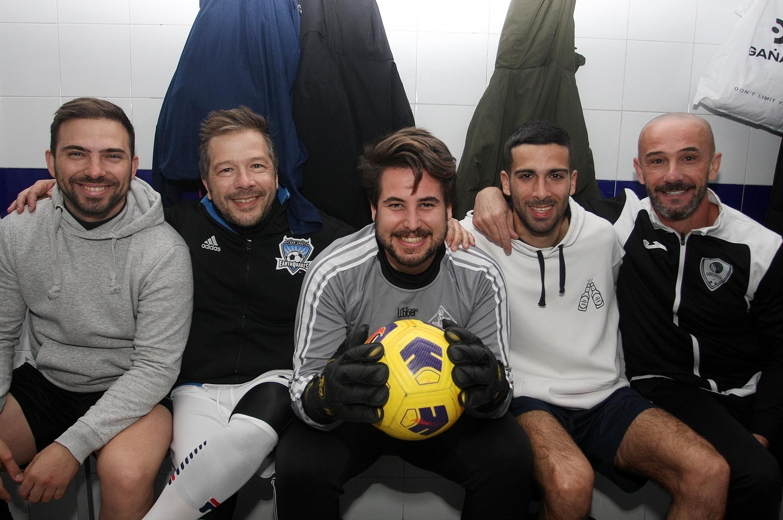 Imágenes del partido homenaje a los árbitros históricos de fútbol de Huelva