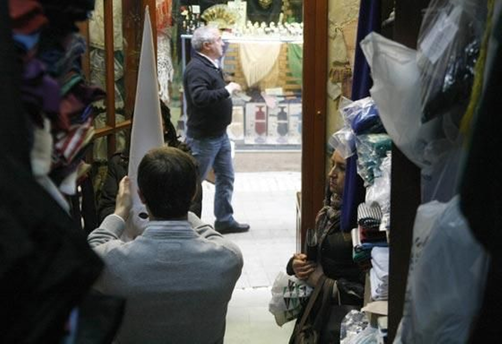 Situada en la calle Alcaicería número 10, "Antigua Casa Rodríguez" lleva casi dos siglos dedicados a esta labor. 

Foto: Fco. Lorca