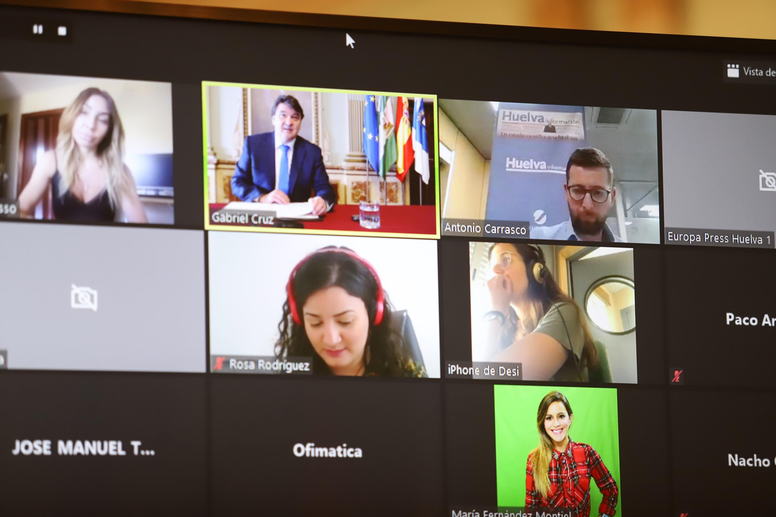 Imágenes de la primera rueda de prensa telemática del alcalde de Huelva Gabriel Cruz