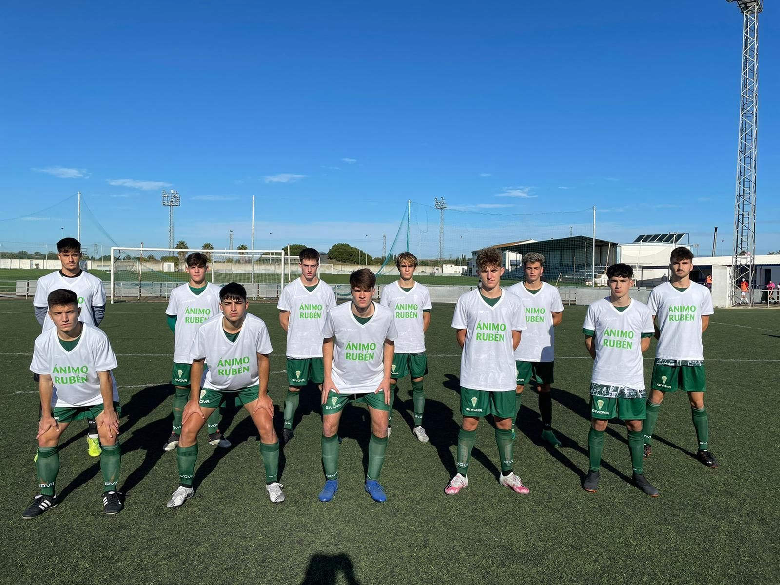 Los jugadores blanquiverdes posan con camisetas de ánimo a Rubén Navarro, lesionado de gravedad.