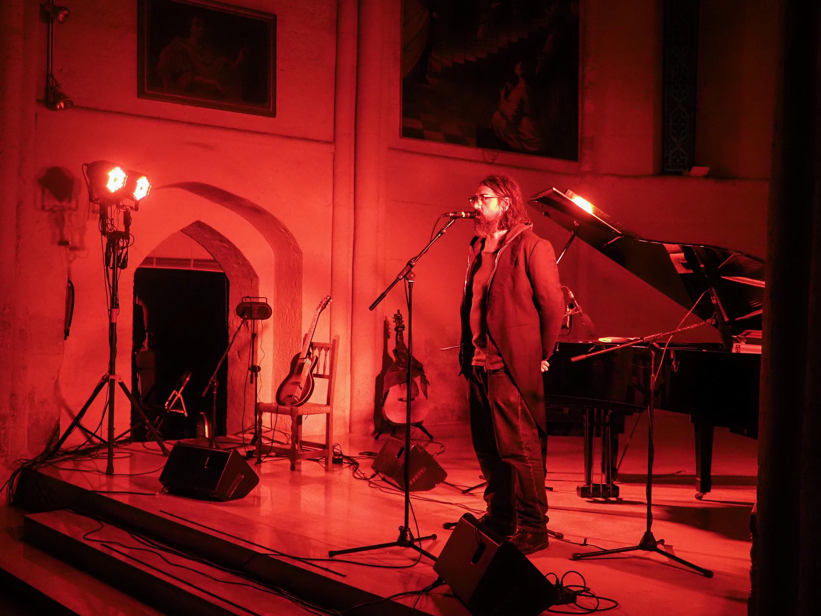 Las fotografías del concierto de Howe Gelb en la Iglesia de la Magdalena de Córdoba