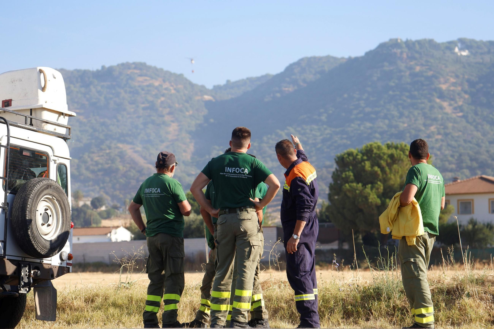 Efectivos de Infoca en labores de extinción en el incendio forestal junto al castillo Albaida en Córdoba
