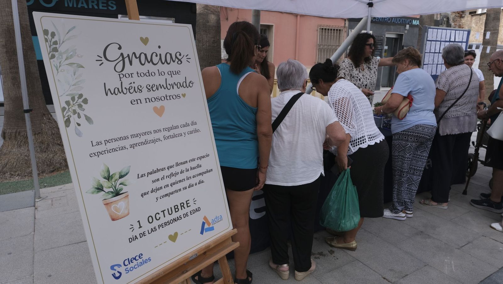 El Día de las Personas de Edad en Adra, organizado por el Ayuntamiento y Clece, en imágenes
