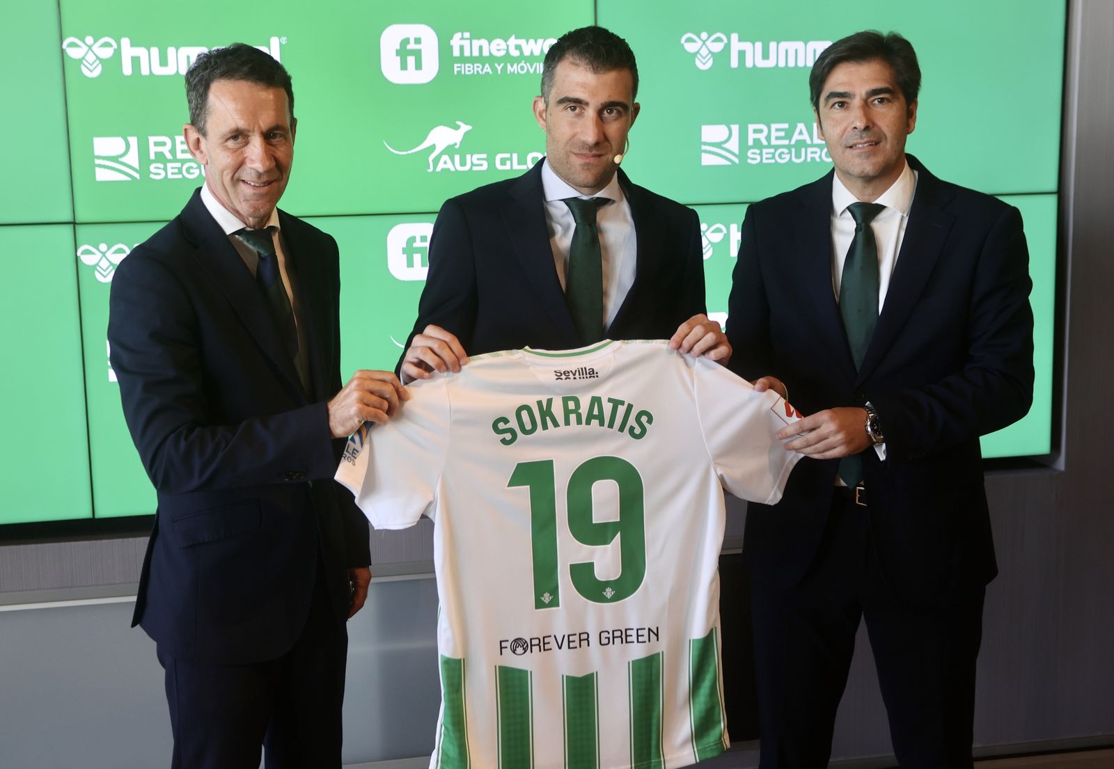 Sokratis, junto a Planes y Haro en su presentación como jugador del Betis.