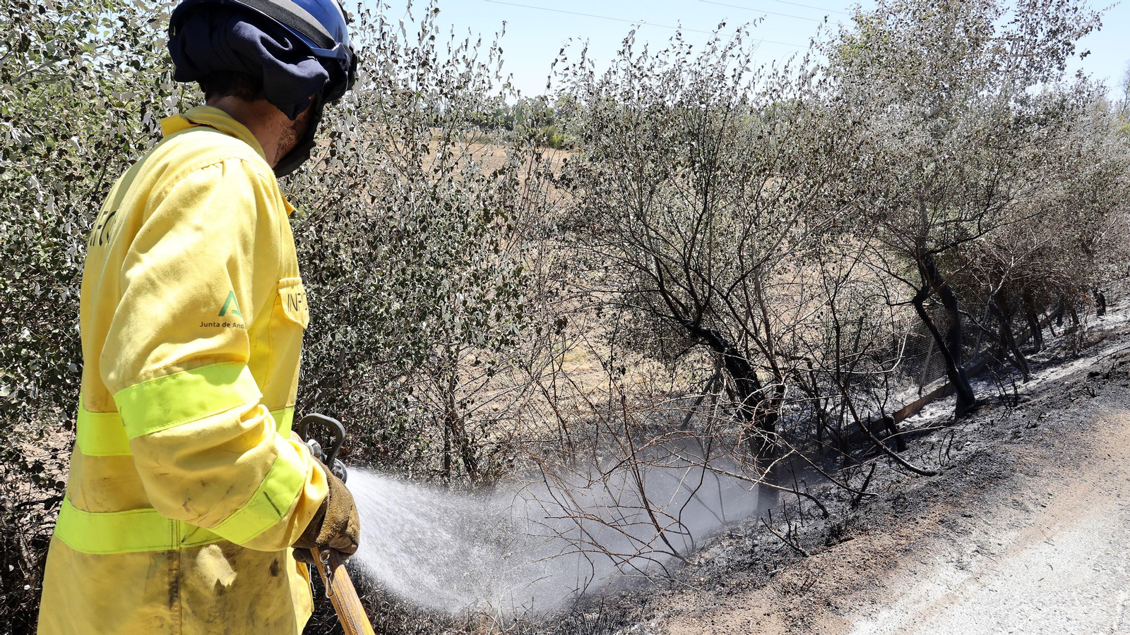 Infoca refresca la zona del incendio en La Ina