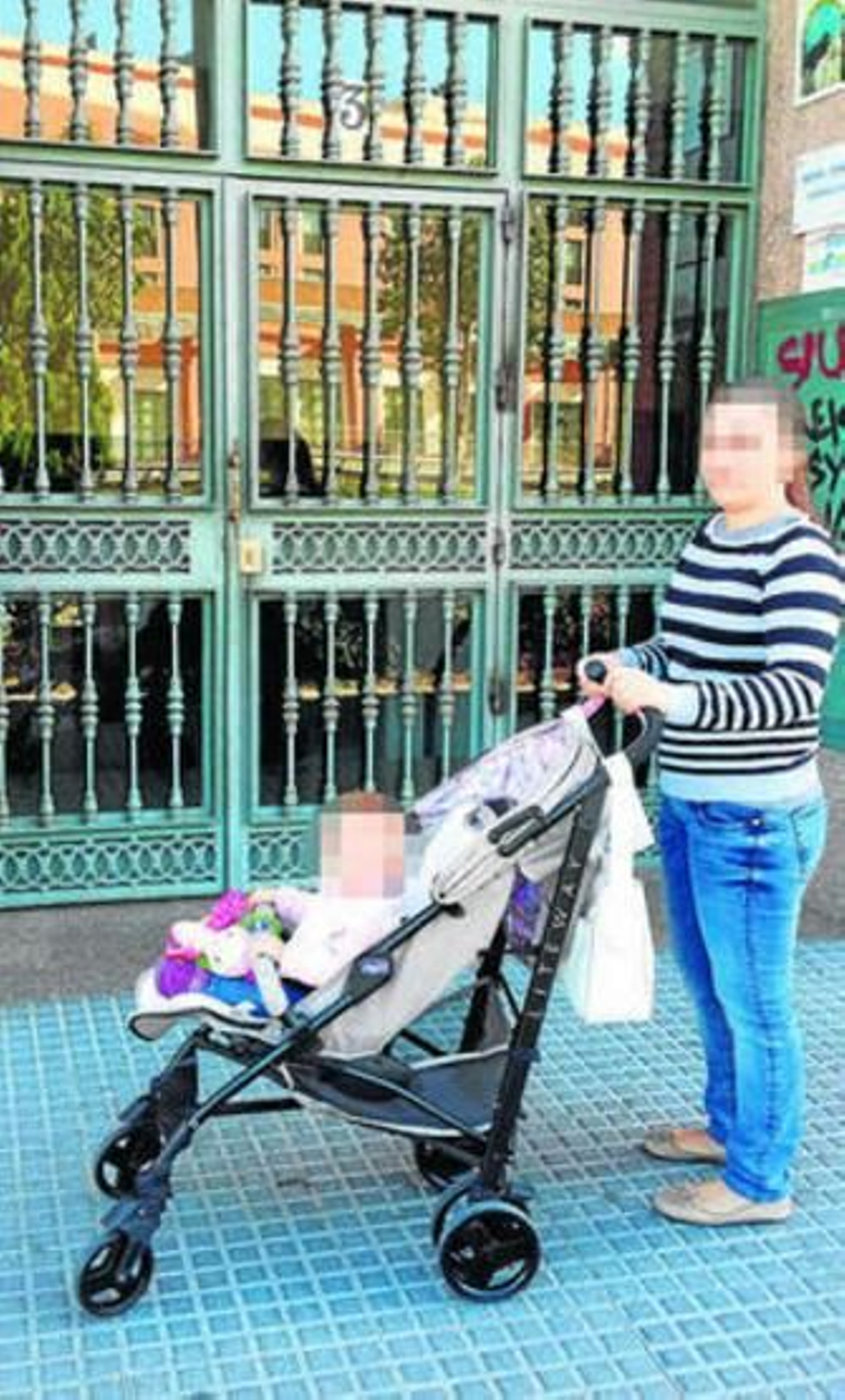 Graciela, la esposa del carnicero, junto a su hija en el portal de su casa.