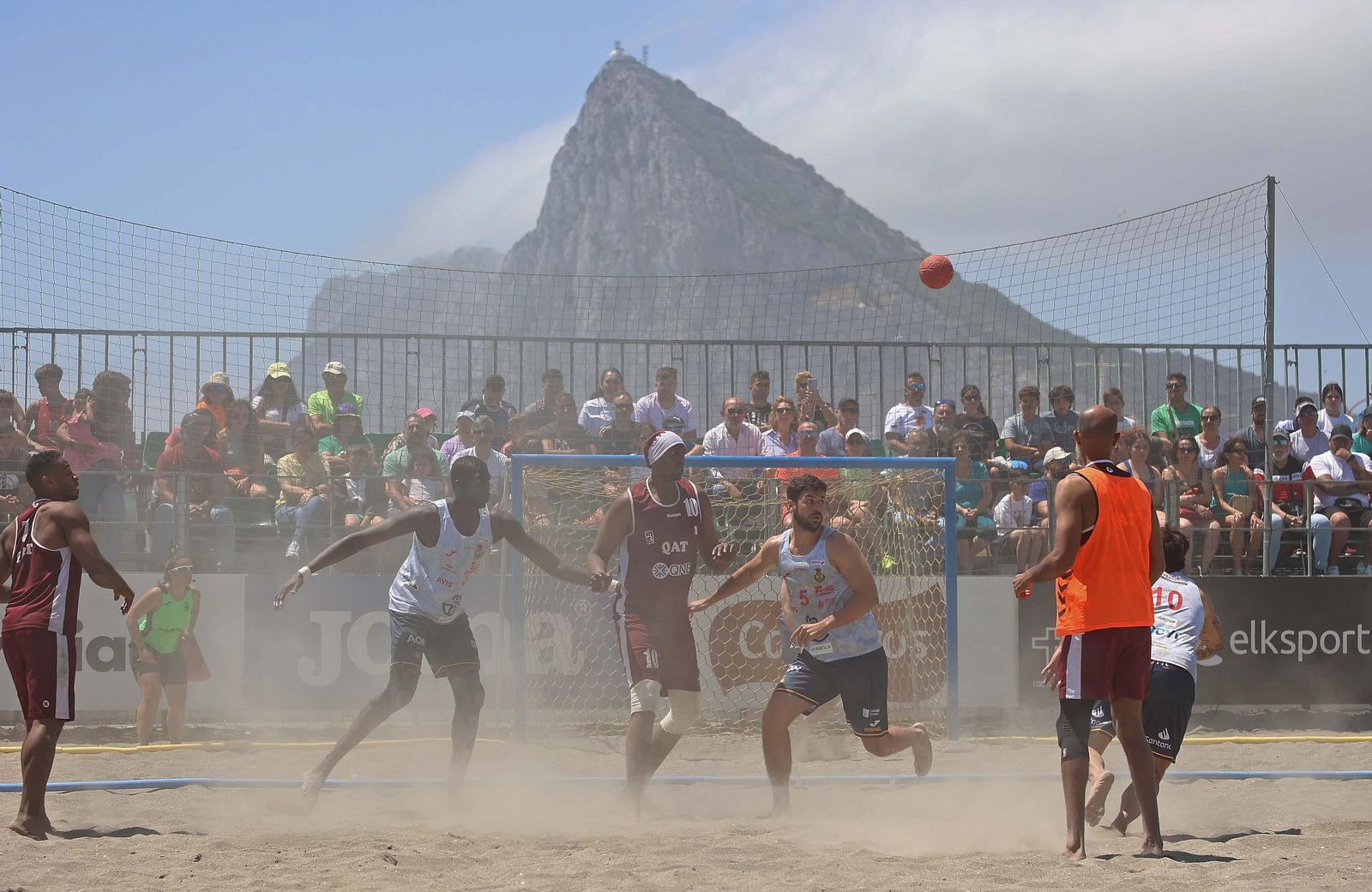 Fotos del domingo en el Internacional de España de balonmano playa de La Línea