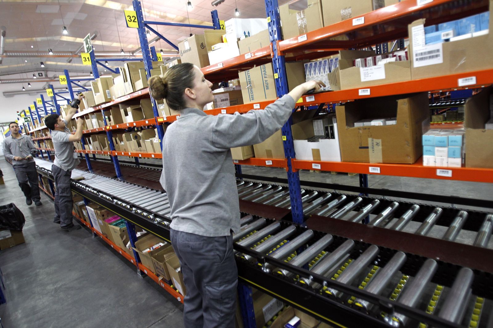 Empleados de Cofares, en el almacén del grupo en San Roque, Cádiz.