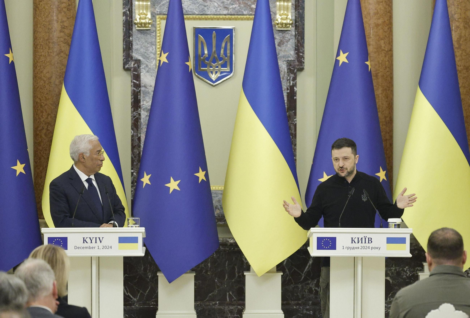 El presidente del Consejo Europeo, António Costa (izq.), y el presidente de Ucrania, Volodimir Zelenski, ofrecen una rueda de prensa tras su encuentro en Kiev.