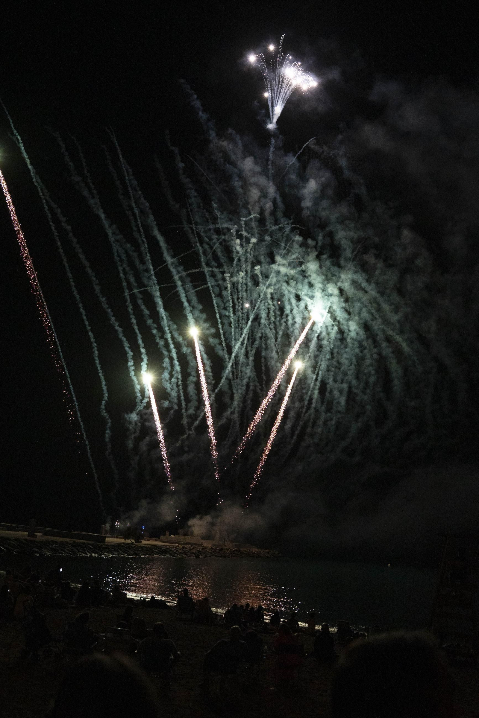 Las mejores imágenes del espectáculo piromusical que da cierre a la feria de Almería