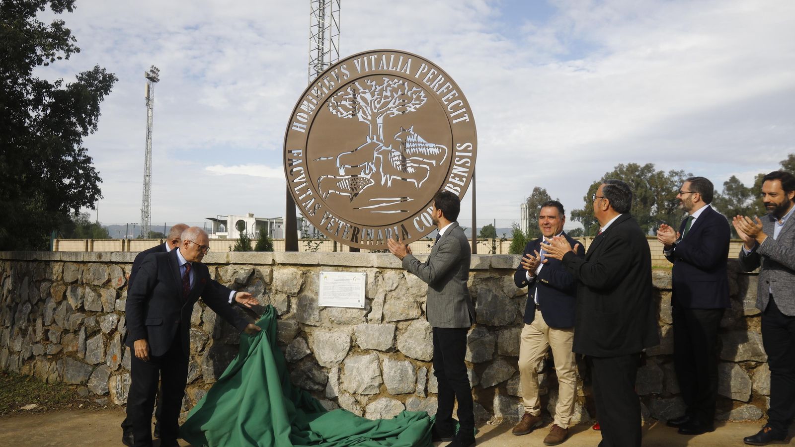 Momento del destape de la estatua. Momento del destape de la estatua.