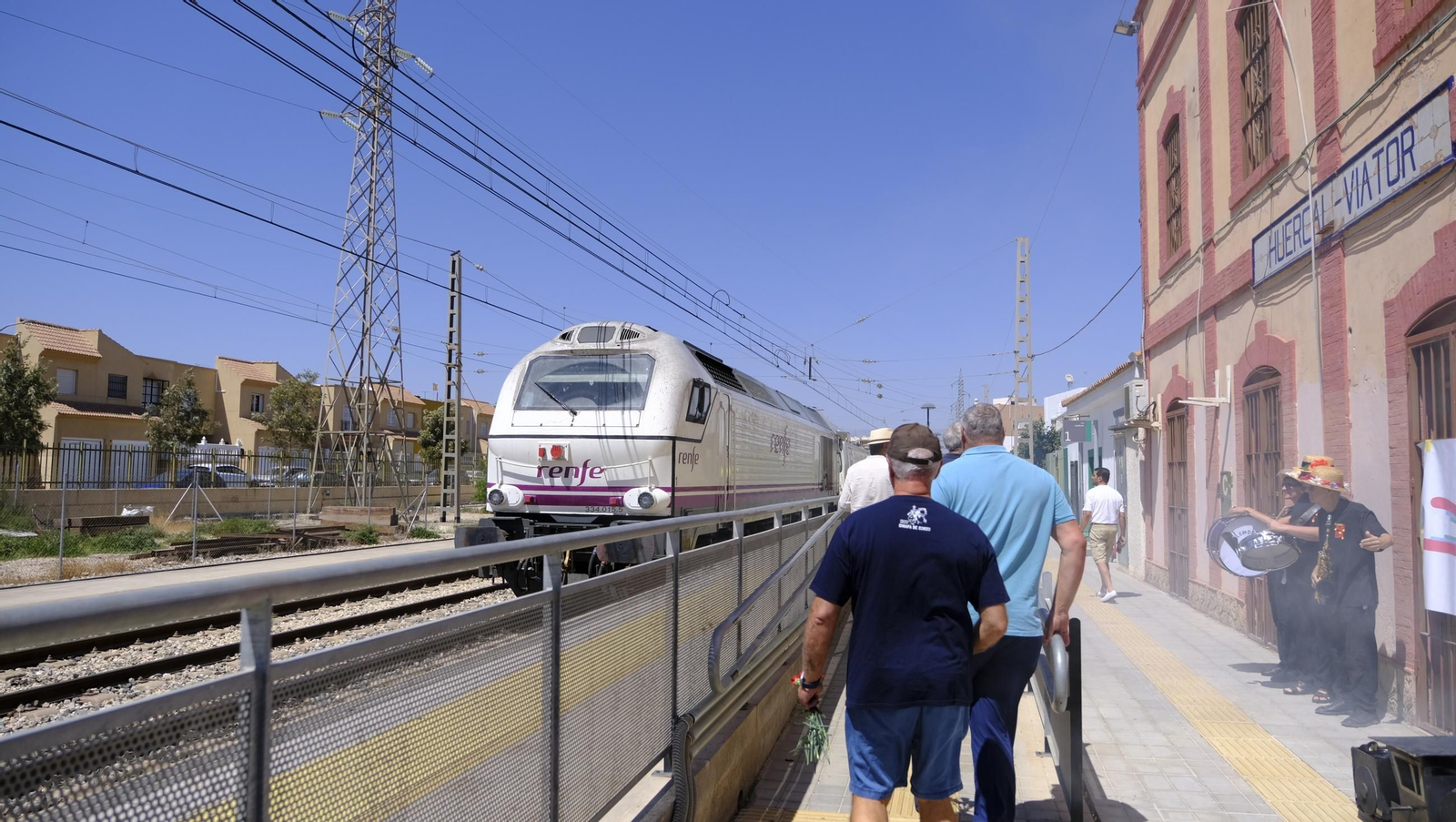 Claveles en defensa del tren en la provincia de Almería, en imágenes