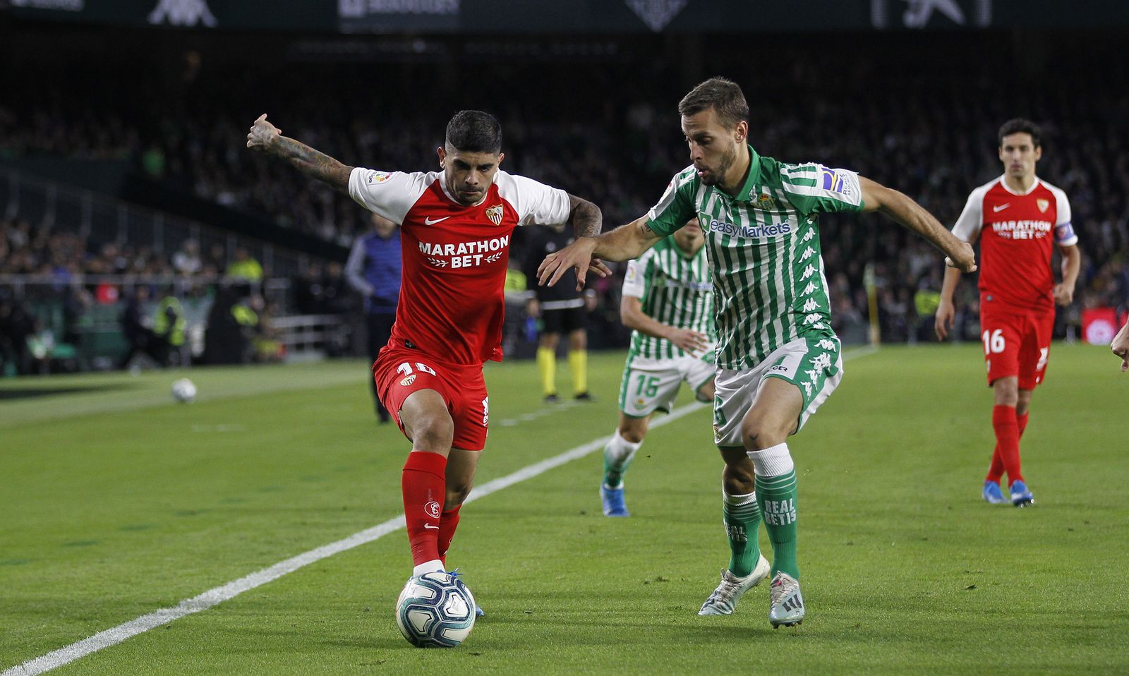 Banega avanza con el balón controlado.