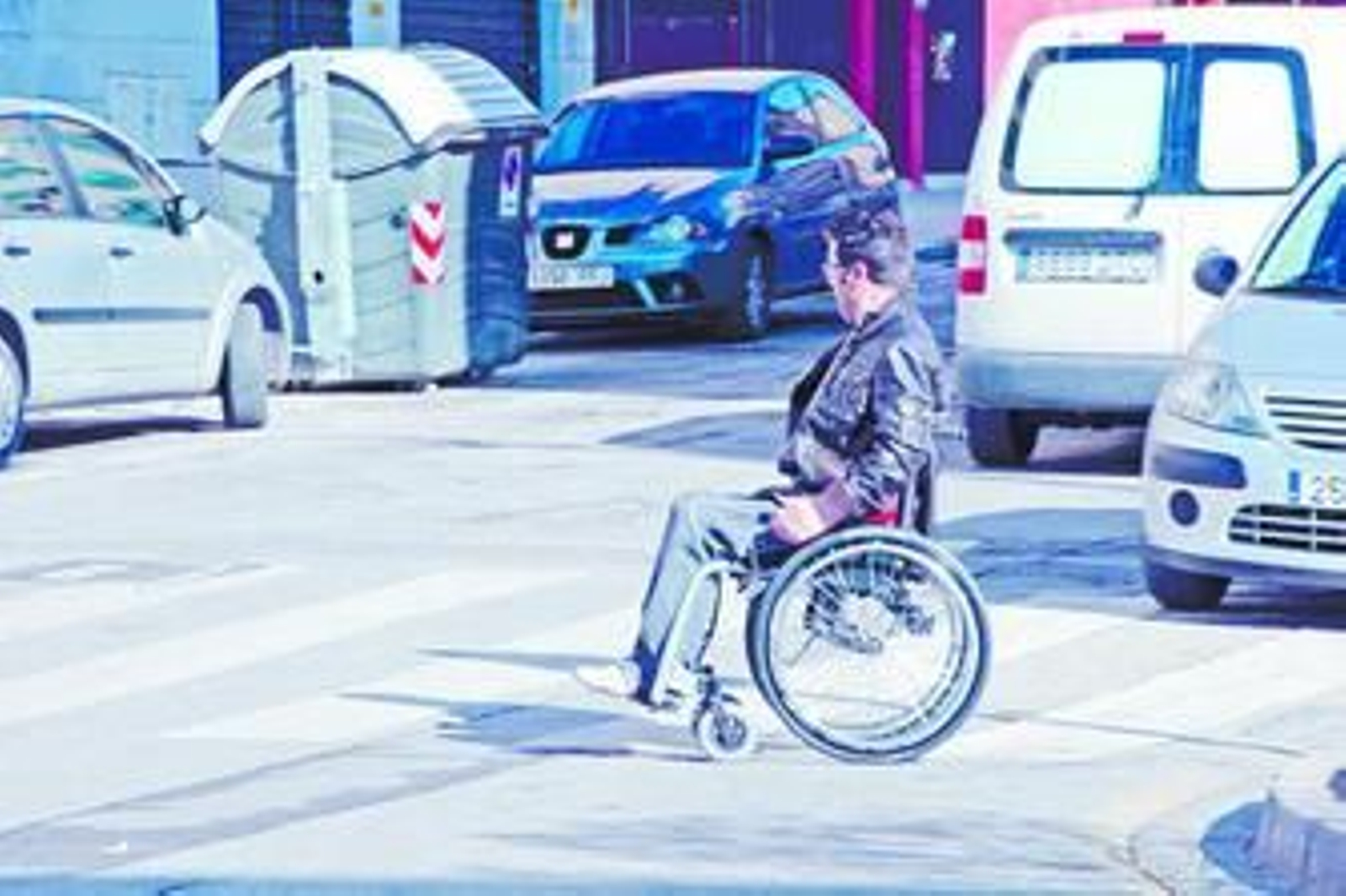 Un vecino del barrio cruza un paso de peatones.