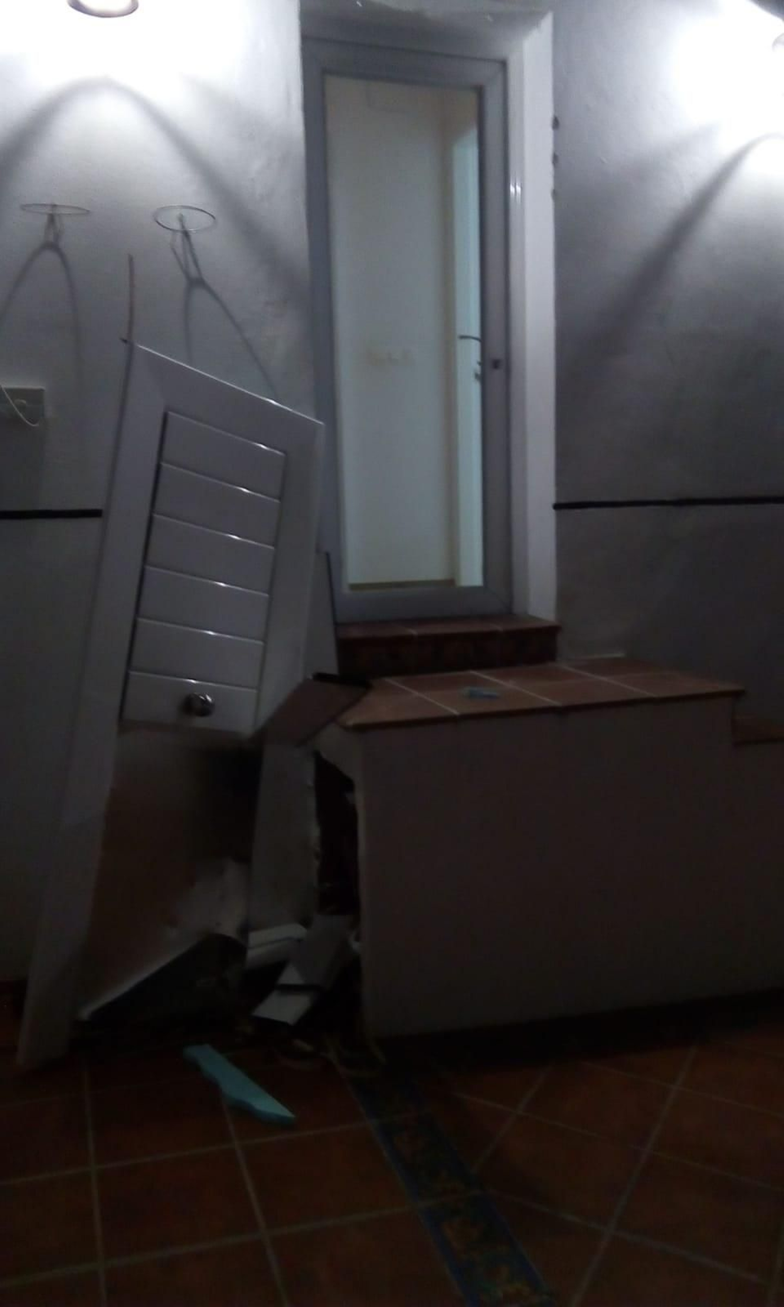 Una puerta rota y destrozos por robo en la urbanización Buenavista