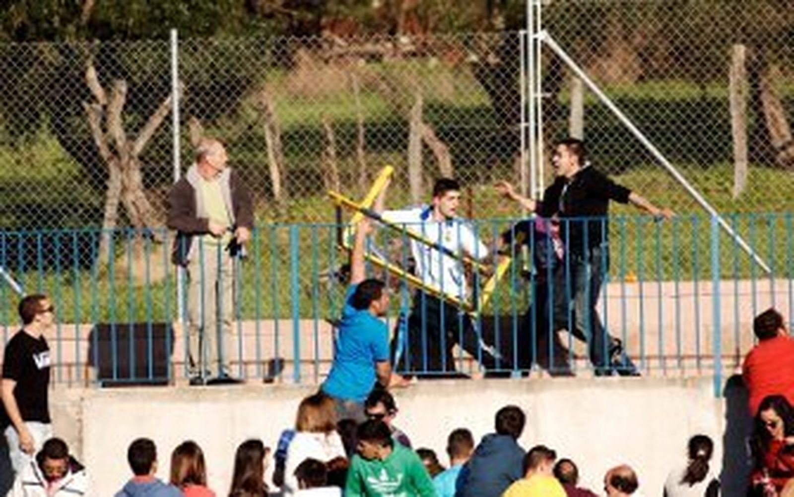 La fiesta acaba a guantazos