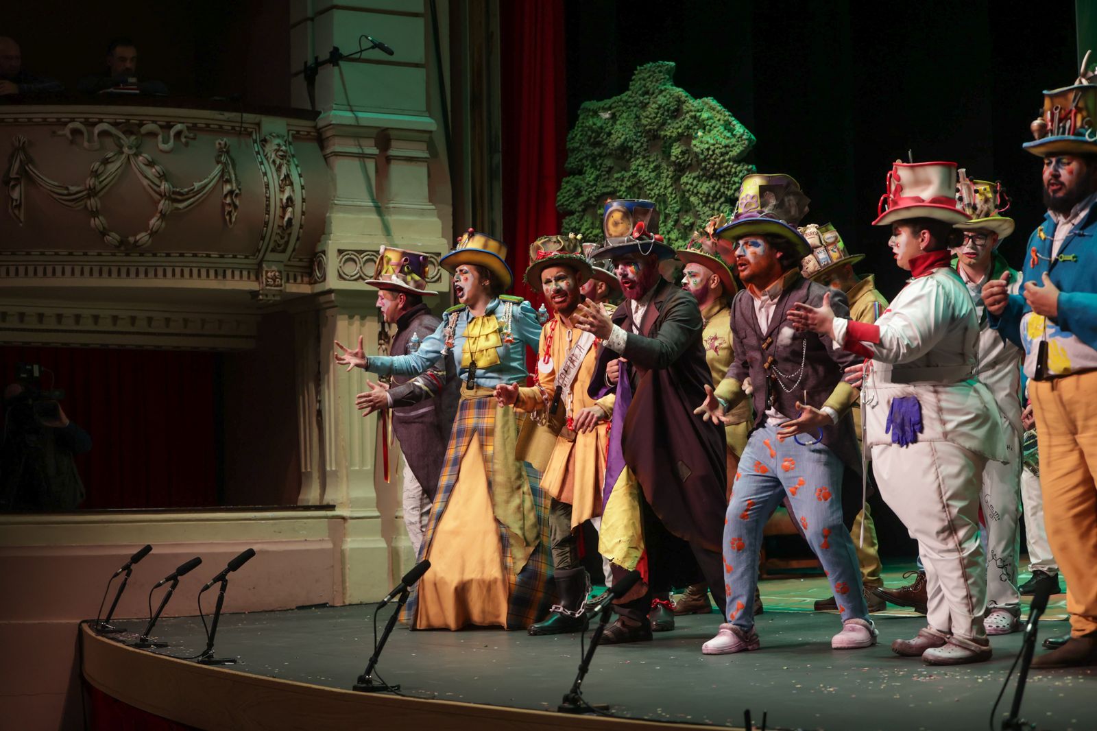 Imágenes de la actuación de la comparsa de Bollullos Par del Condado "La Clase Alta" en el Carnaval Colombino