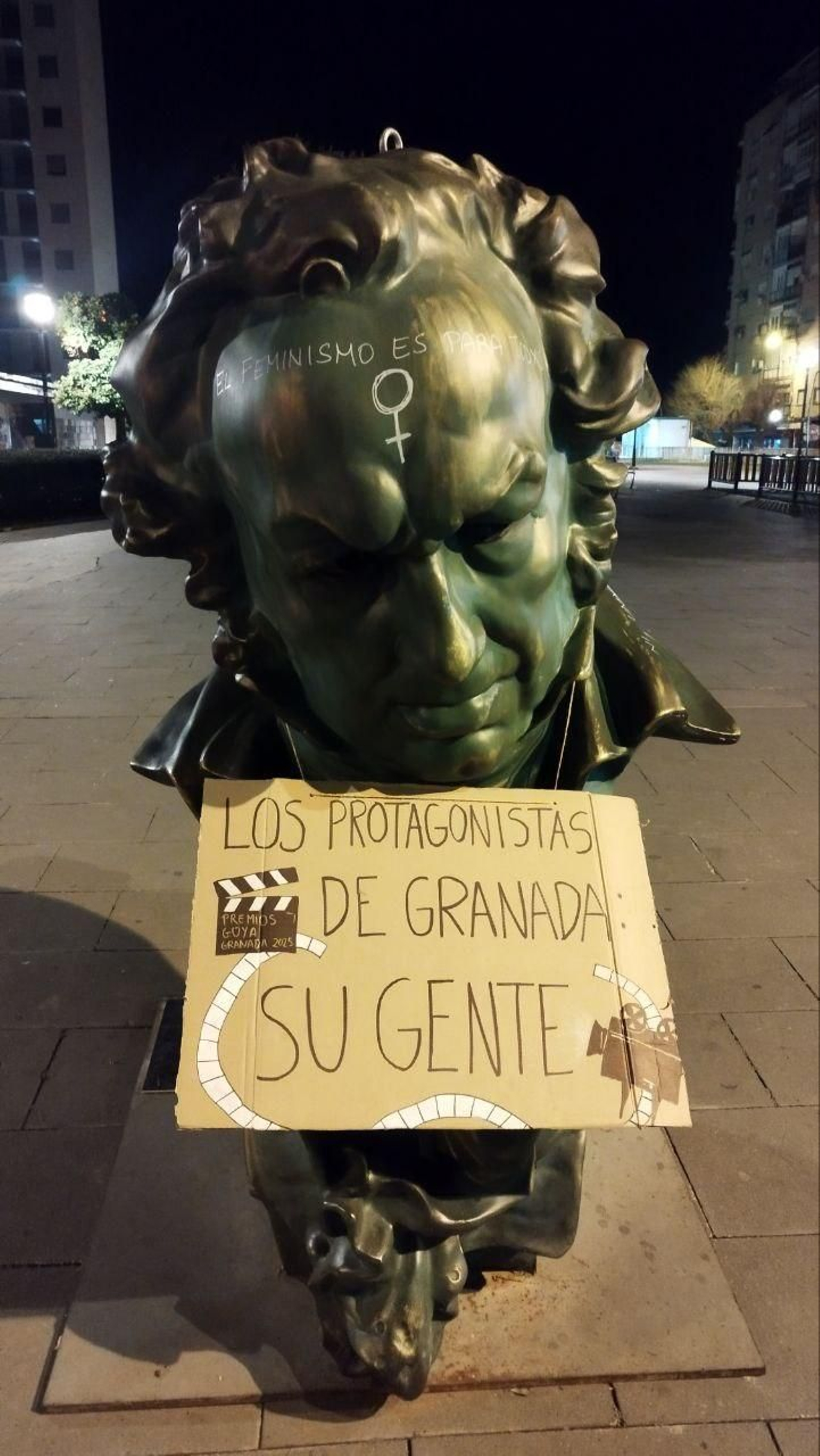 Las imágenes de las pintadas a los bustos de los Premios Goya de Granada