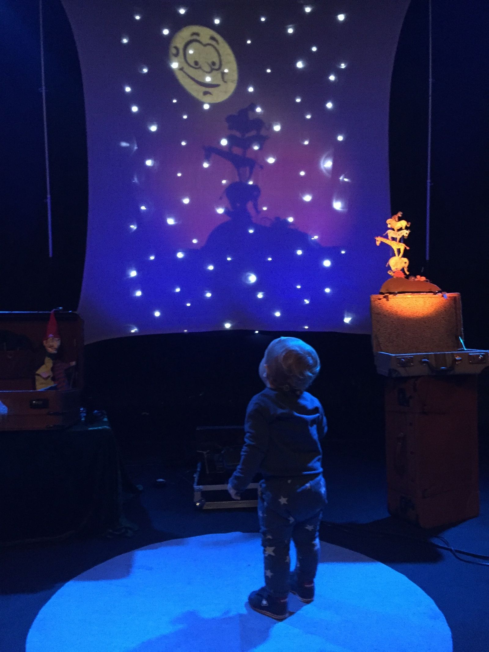 1. 'Bonecos de Santo Aleixo', Centro Dramático de Évora (Cendrev), Portugal. Entre los títeres más antiguos de Europa. 2. La compañía sevillana A la Sombrita presenta 'Un trocito de Luna'. 3. 'Garbancito en la barriga del buey', de La Gotera de Lazotea.