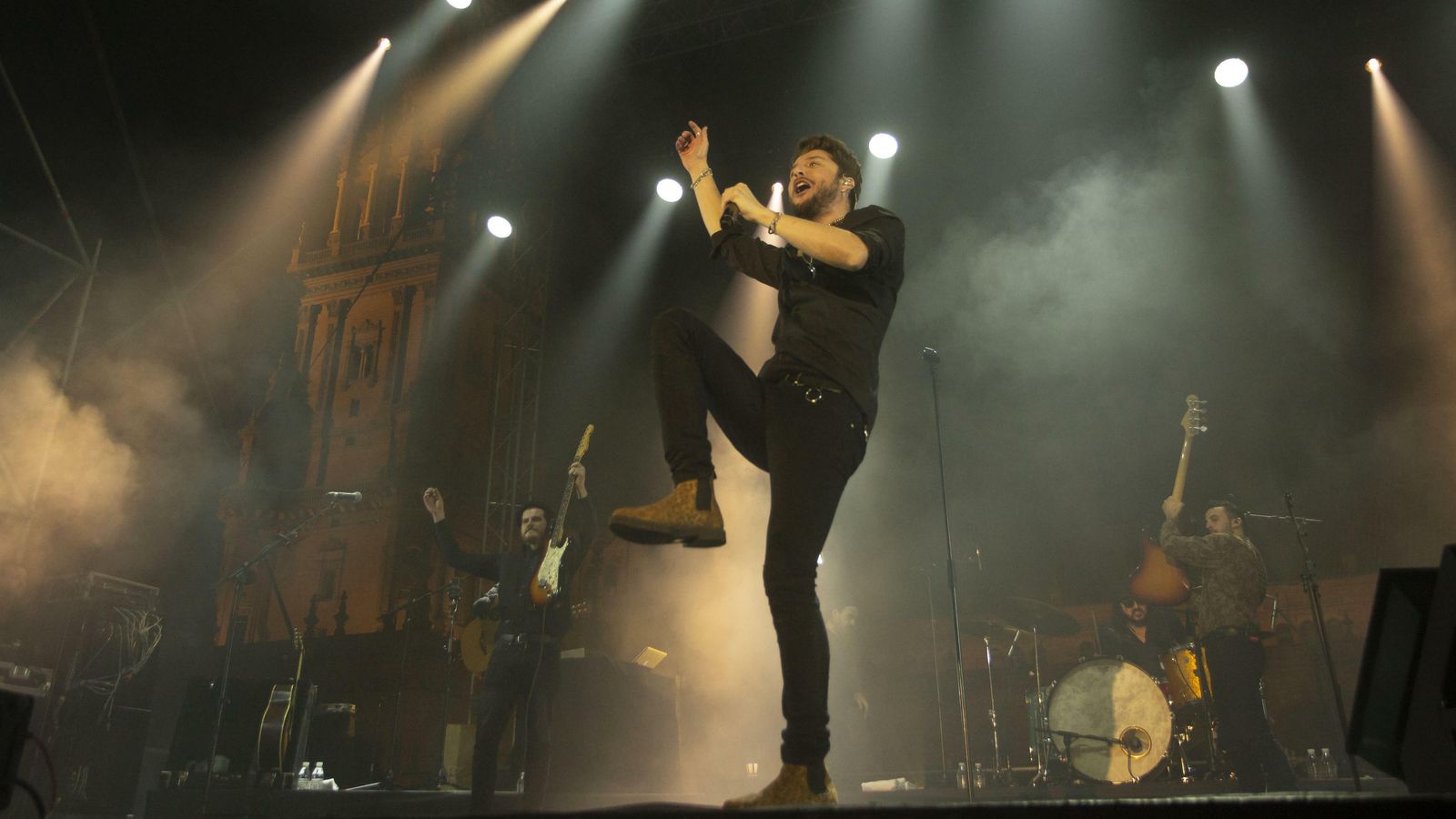 Manuel Carrasco en su concierto sorpresa en la Plaza de España el pasado diciembre.