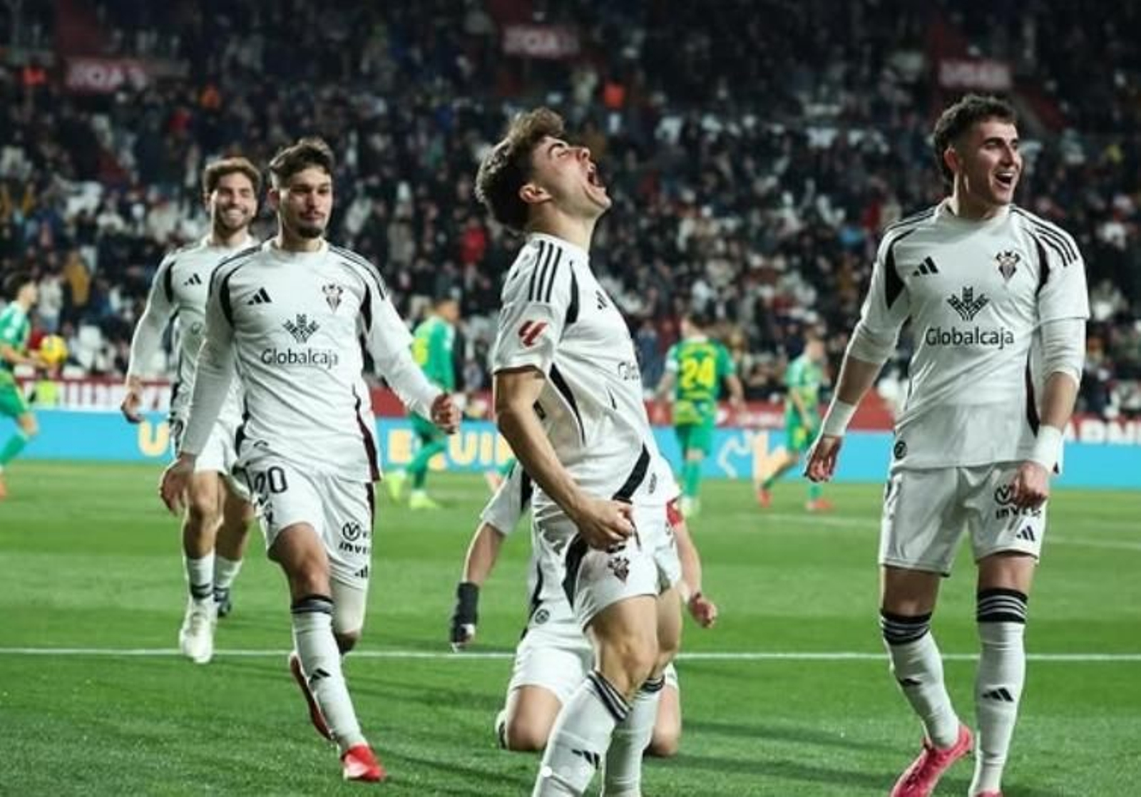 Pablo Sáenz celebrando un gol con la camiseta del Albacete la pasada temporada.