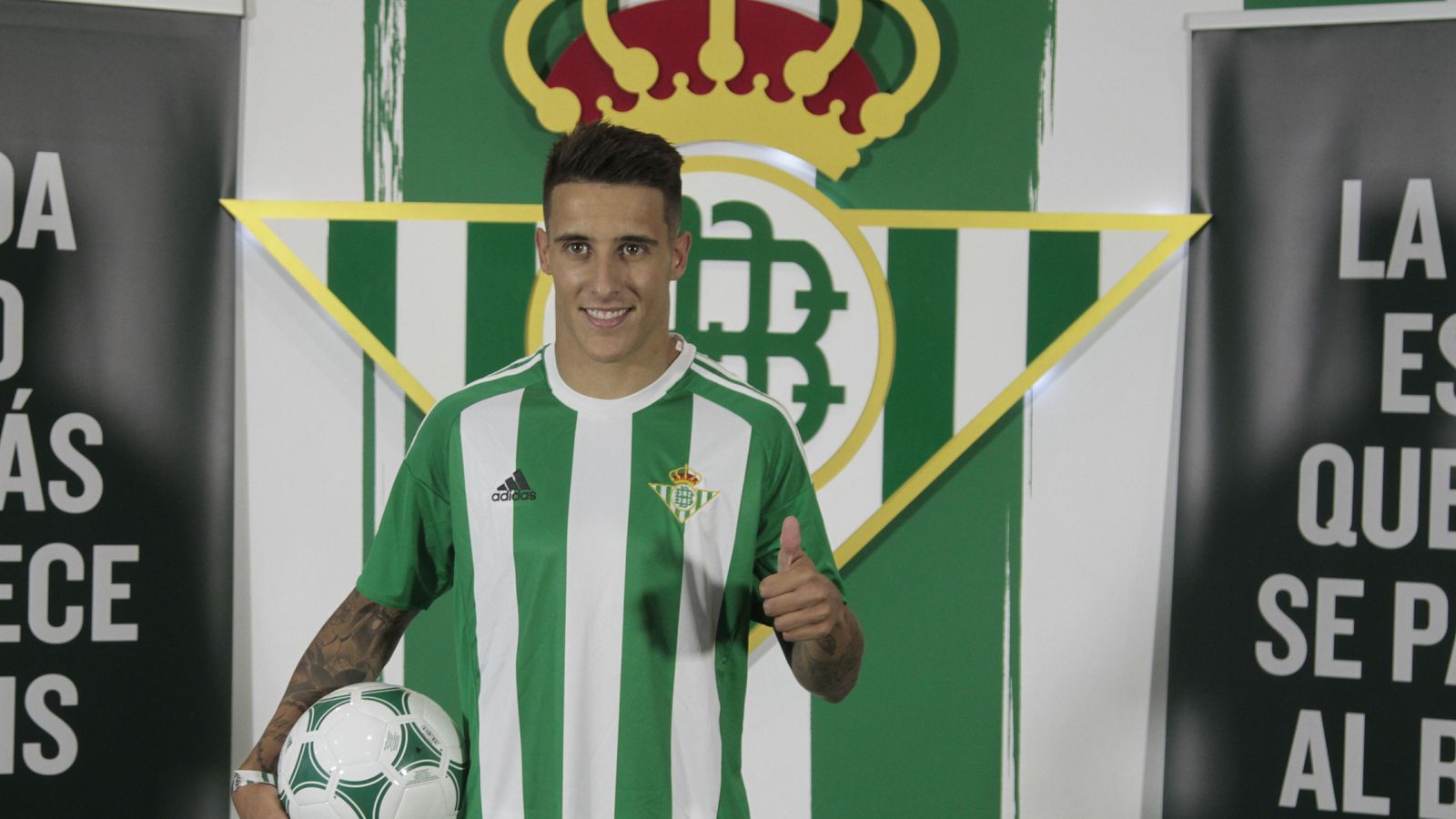 Tello posa como verdiblanco durante su presentación