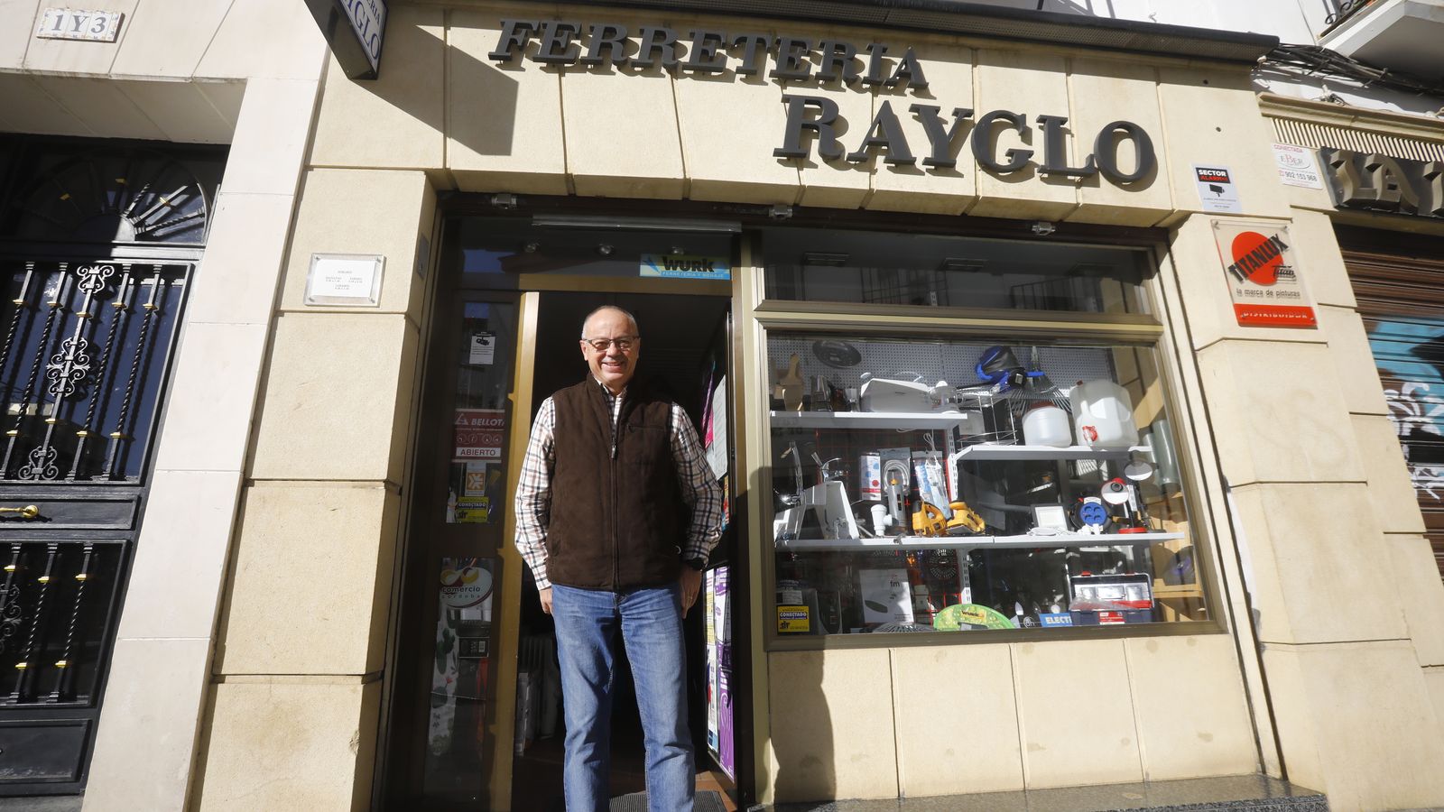 Rafael Bravo en la puerta de Ferretería Rayglo