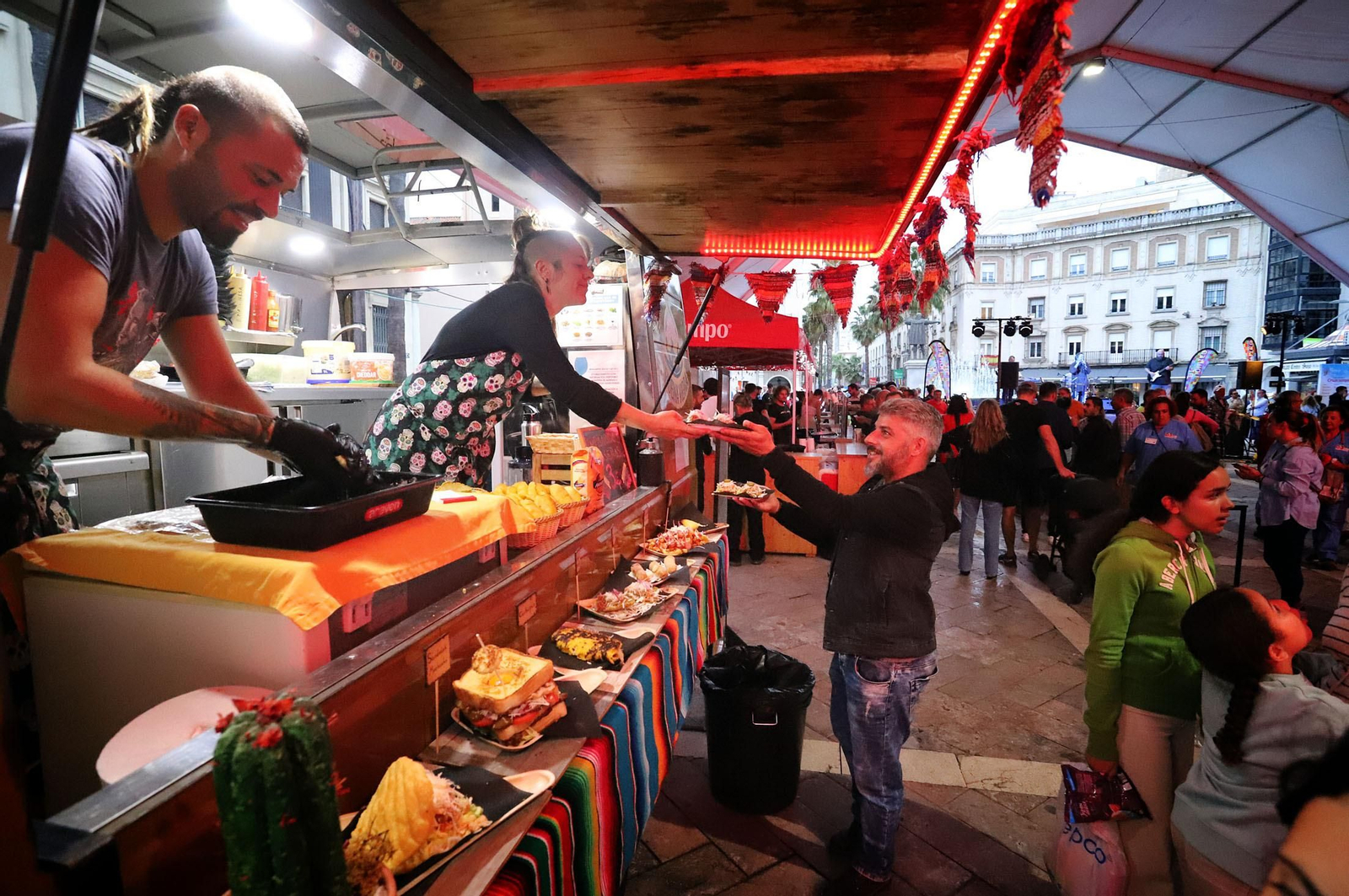 Imágenes de la apertura del Festival de Food Trucks de Binómico en la Plaza de las Monjas