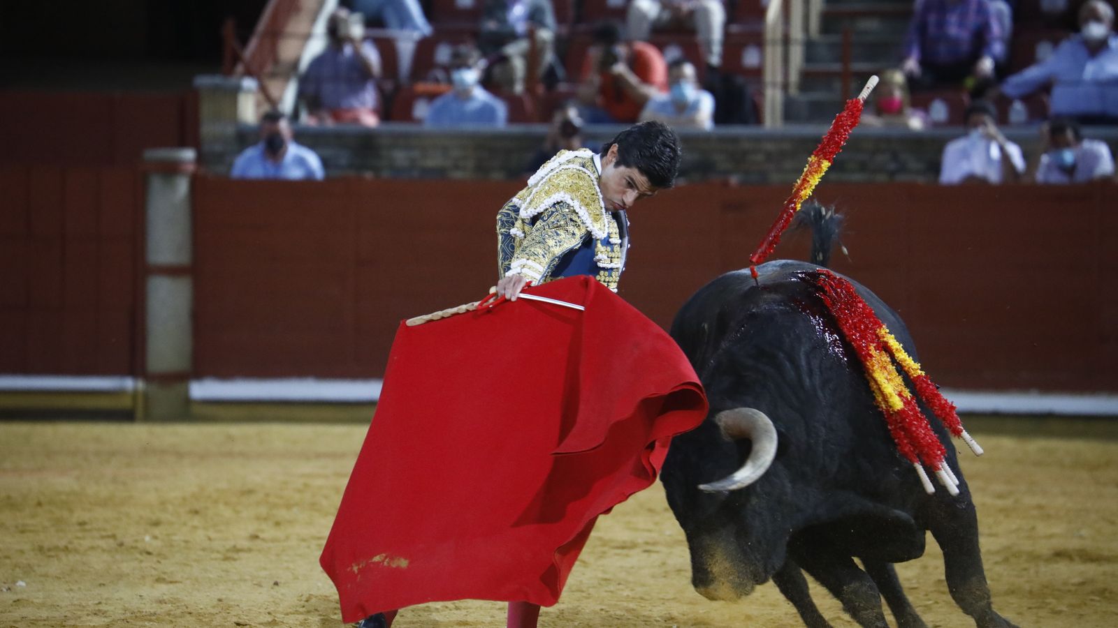 Pablo Aguado torea al último de la tarde.