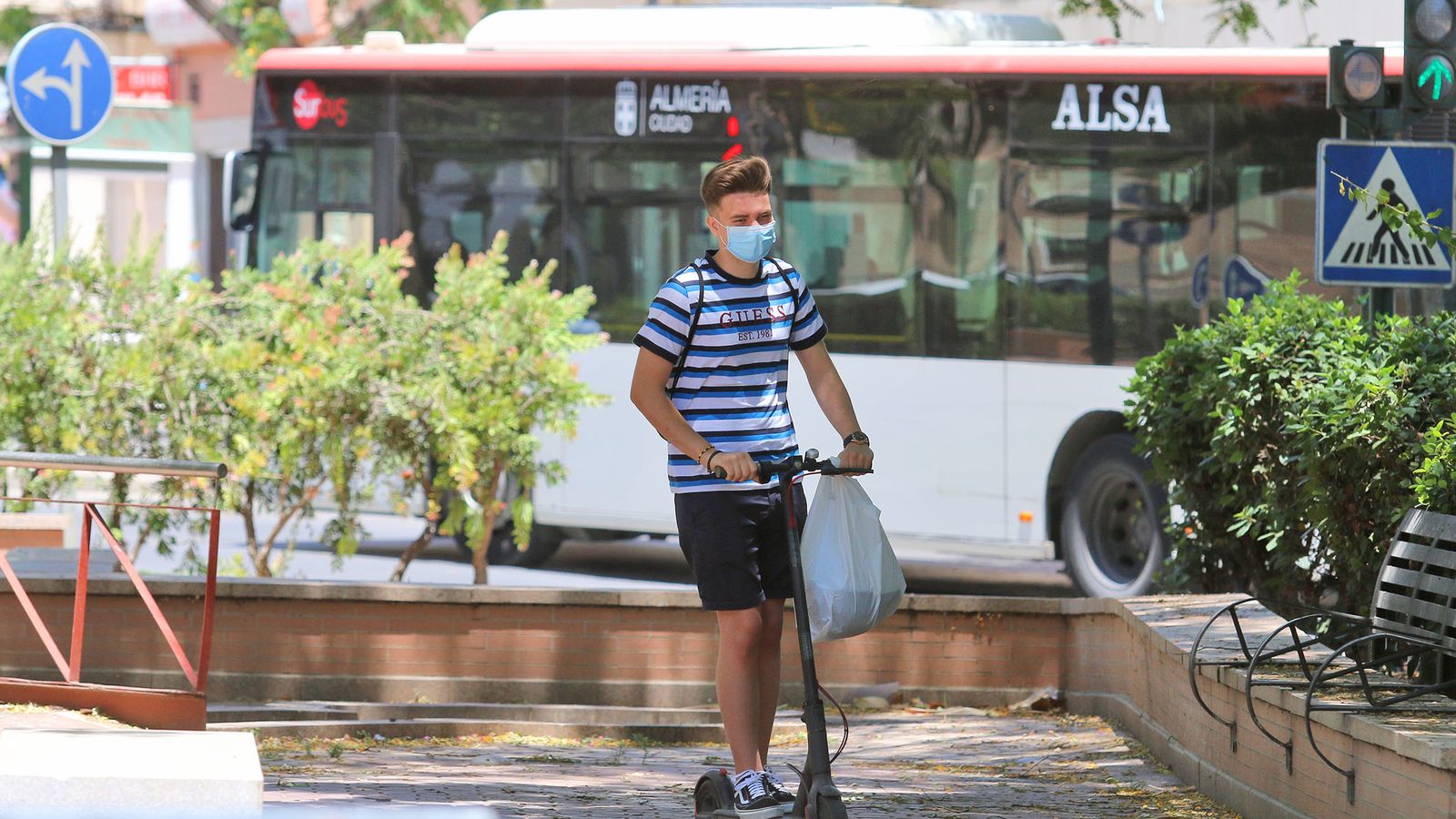 Las mascarillas por las calles de Almería podrían tener las horas contadas.