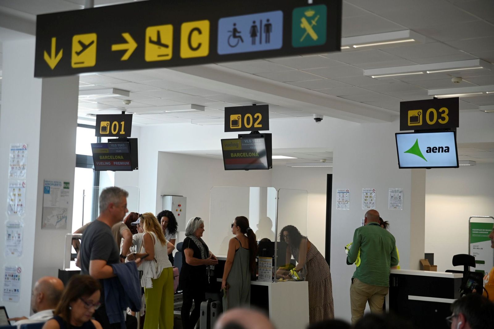 Pasajeros en el aeropuerto de Córdoba para tomar un vuelo a Barcelona.