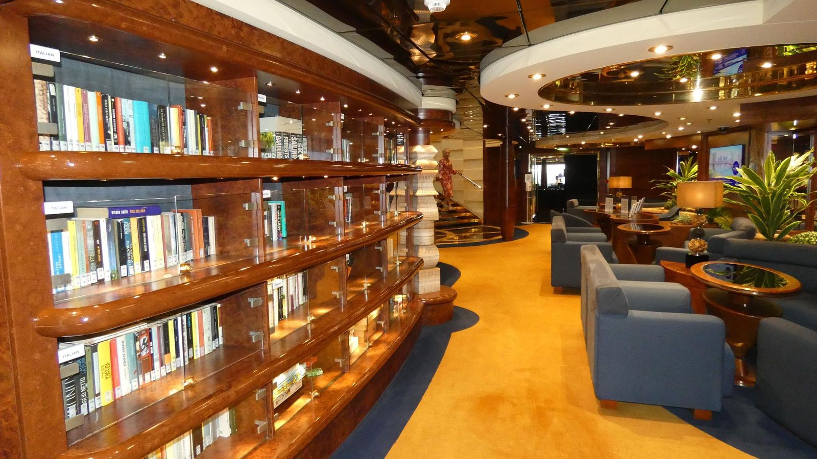 Biblioteca y conserjería MSC Yacht Club.