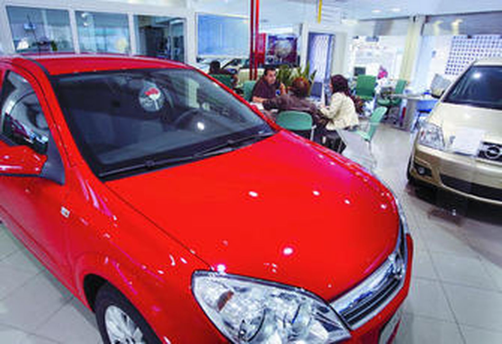 Clientes en un concesionario de la marca Opel.