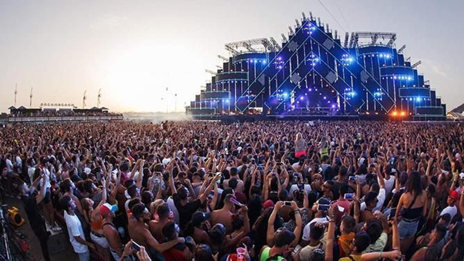 Escenario principal del Dreambeach en su reciente edición de 2025 en Retamar - El Toyo