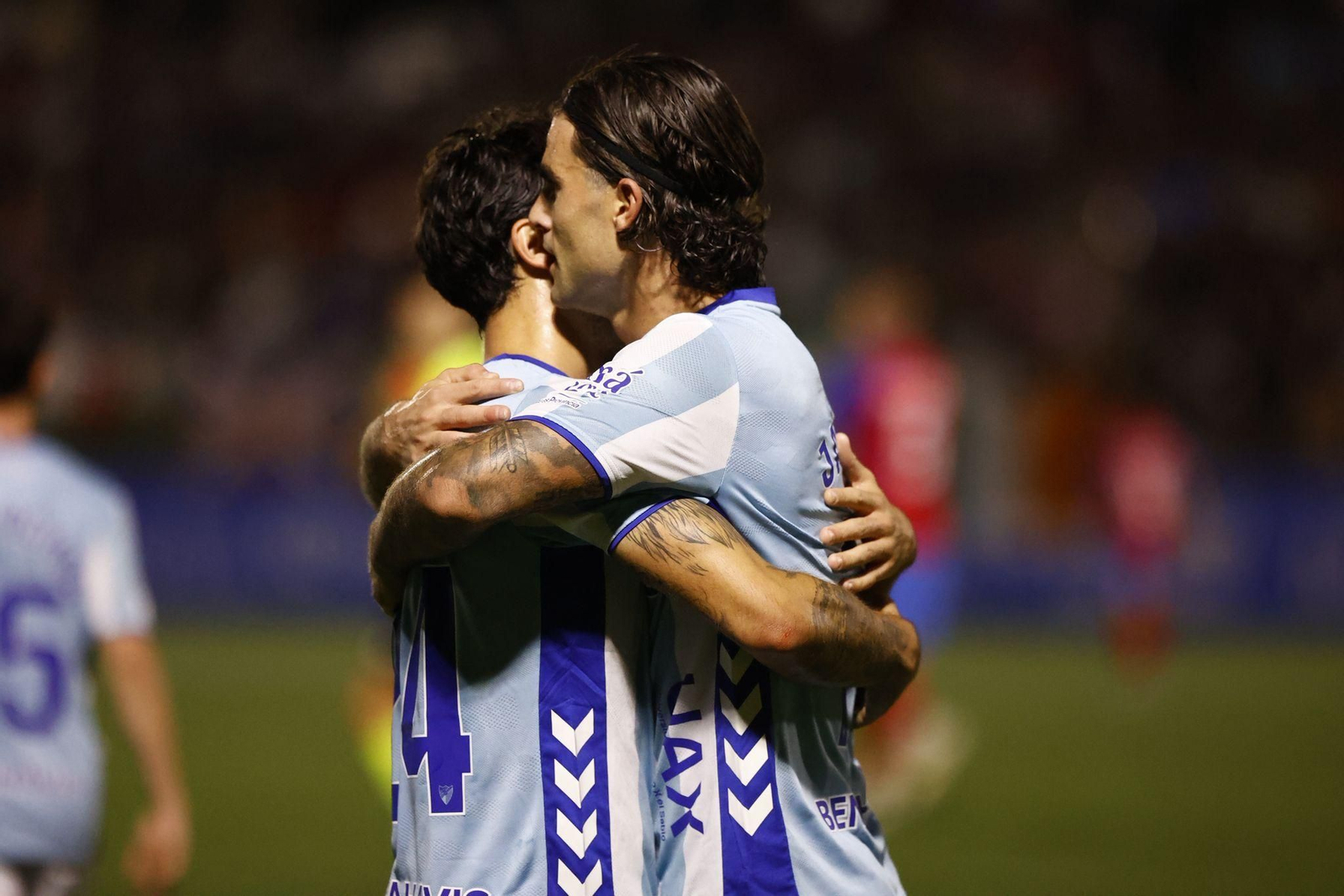 Jauregi y Lobete se abrazan.