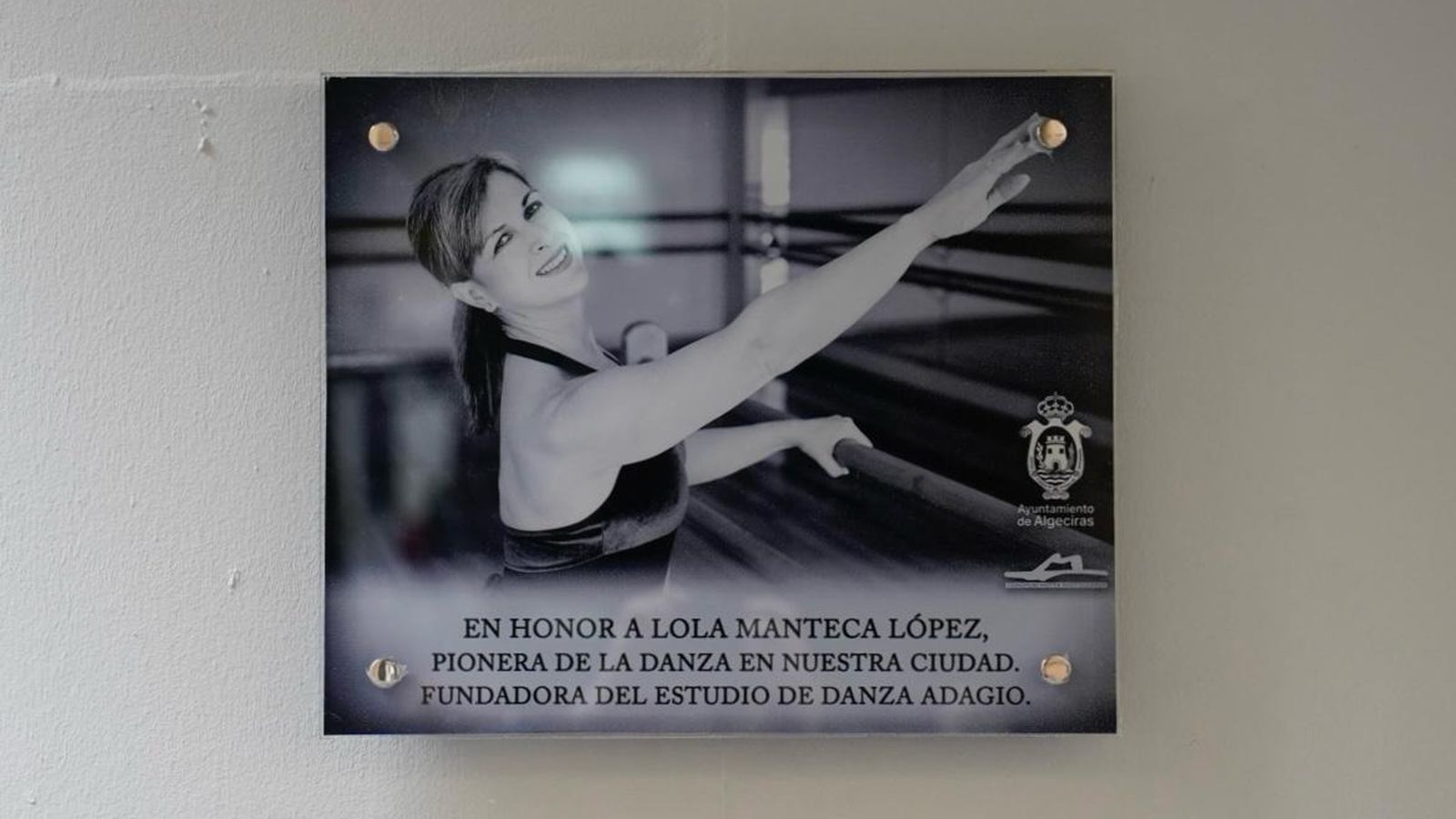 La placa en memoria de Lola Manteca.