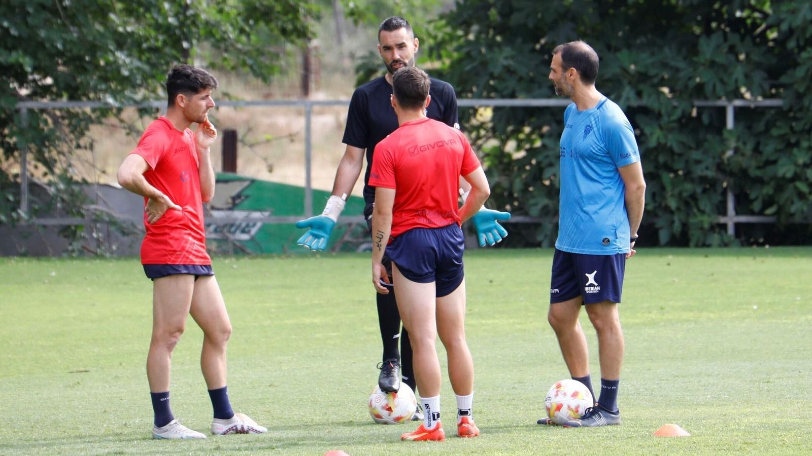 Javi Flores, Felipe Ramos y Ekaitz Jiménez, trabajando al margen con Miguel Ángel Moriana, en el entrenamiento del Córdoba CF.