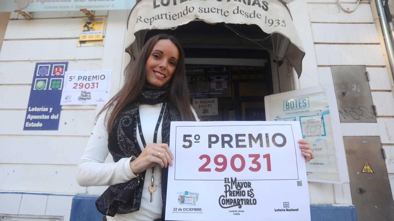 La titular de la Administración Arias, con uno de los números premiados.