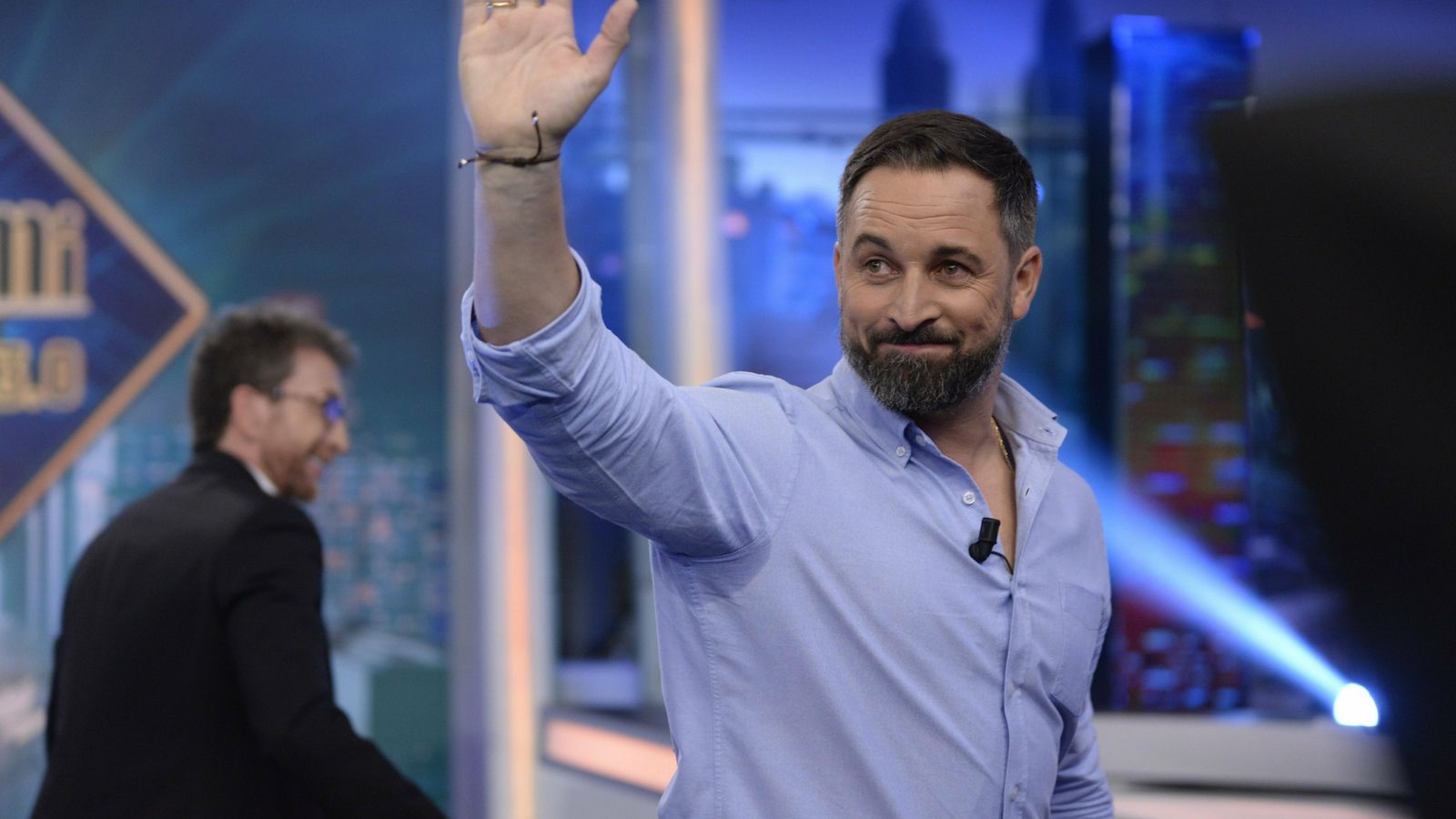Santiago Abascal saluda al público