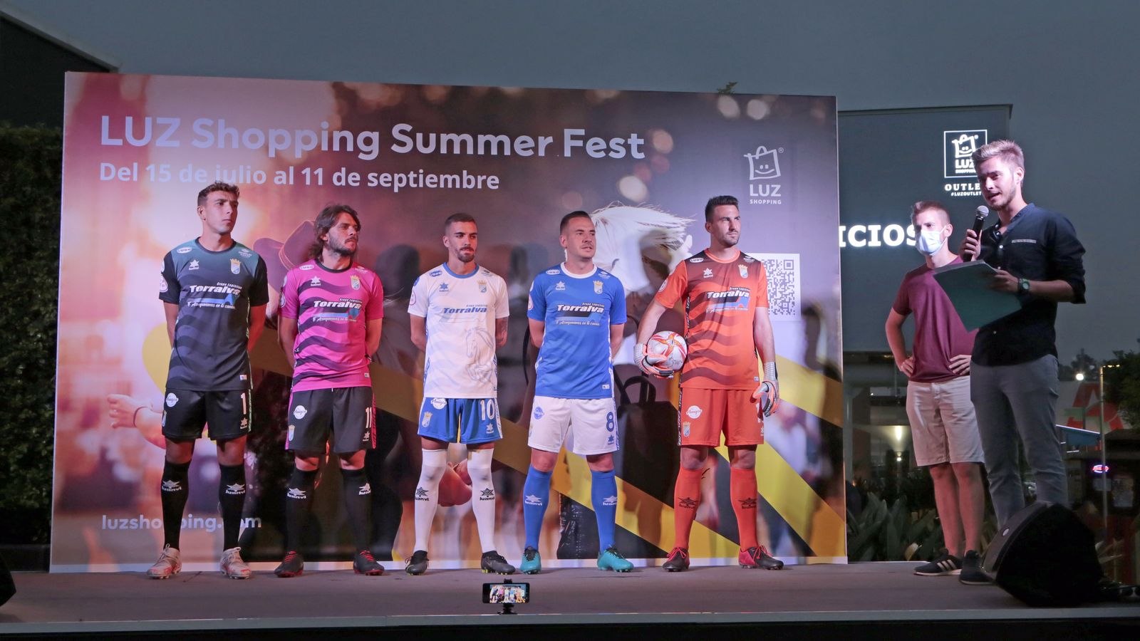 Imágenes de la presentación de las nuevas camisetas del Xerez CD en Luz Shopping