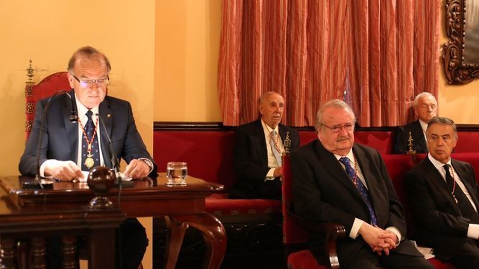 Eusebio Pérez Torres (a la izquierda), durante el homenaje a su compañero Pedro Luis Serrera