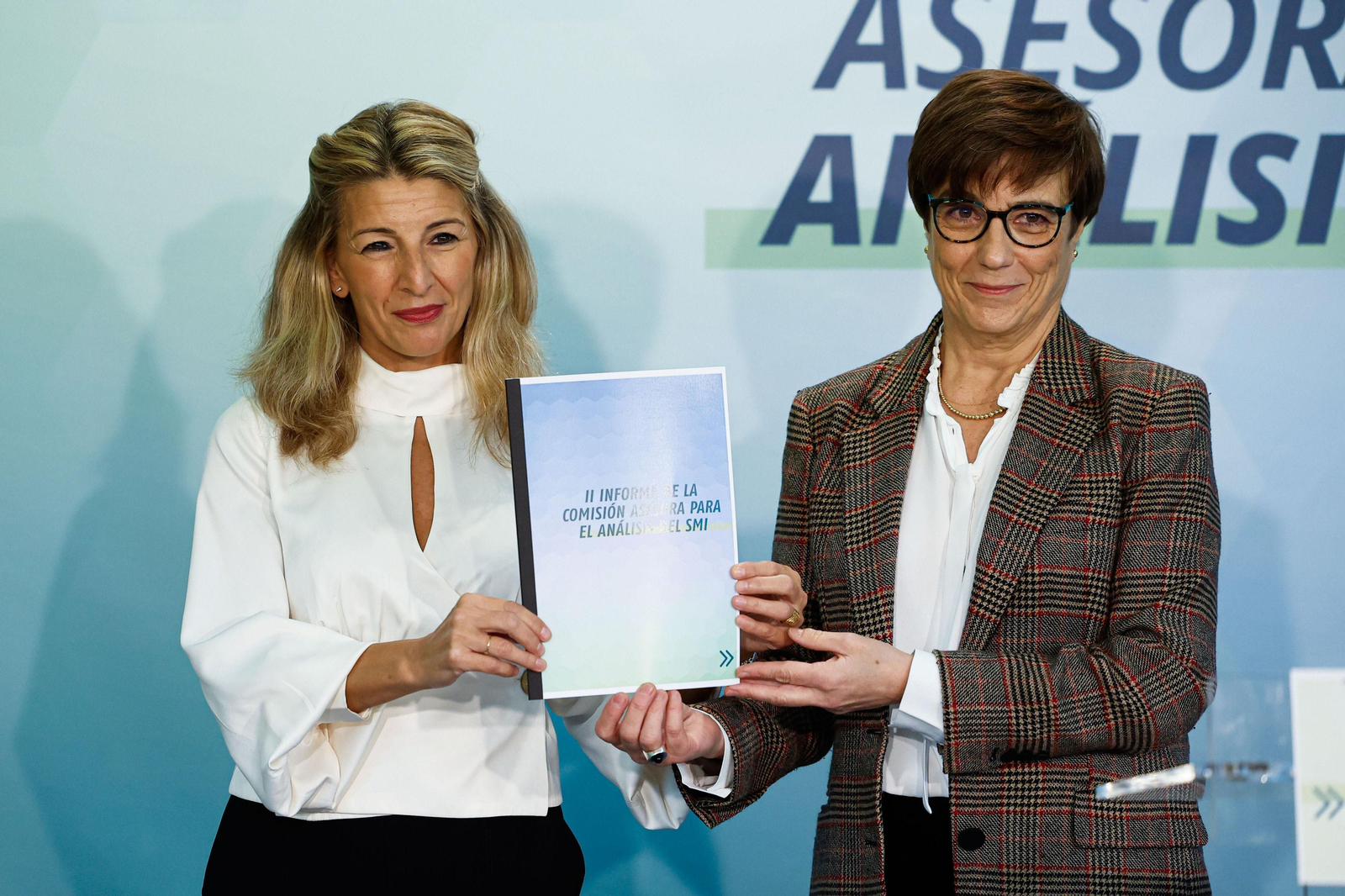 Yolanda Díaz, ministra de Trabajo, e Inmaculada Cebrián, coordinadora de la comisión de expertos