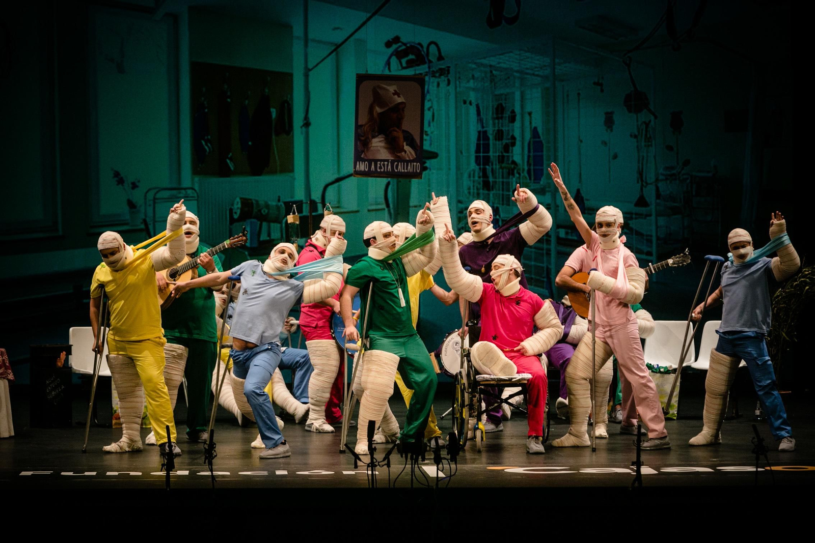 La chirigota "Las momias de güete pa guá en la mutua" durante su actuación.