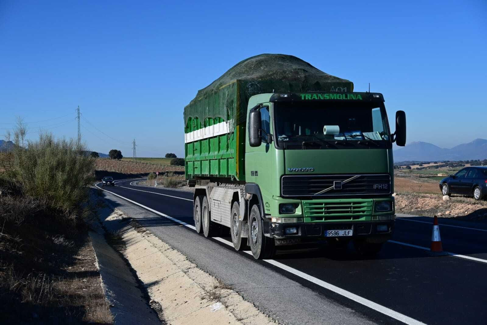 La carretera soporta un tráfico pesado muy intenso y es una alternativa a la A-92