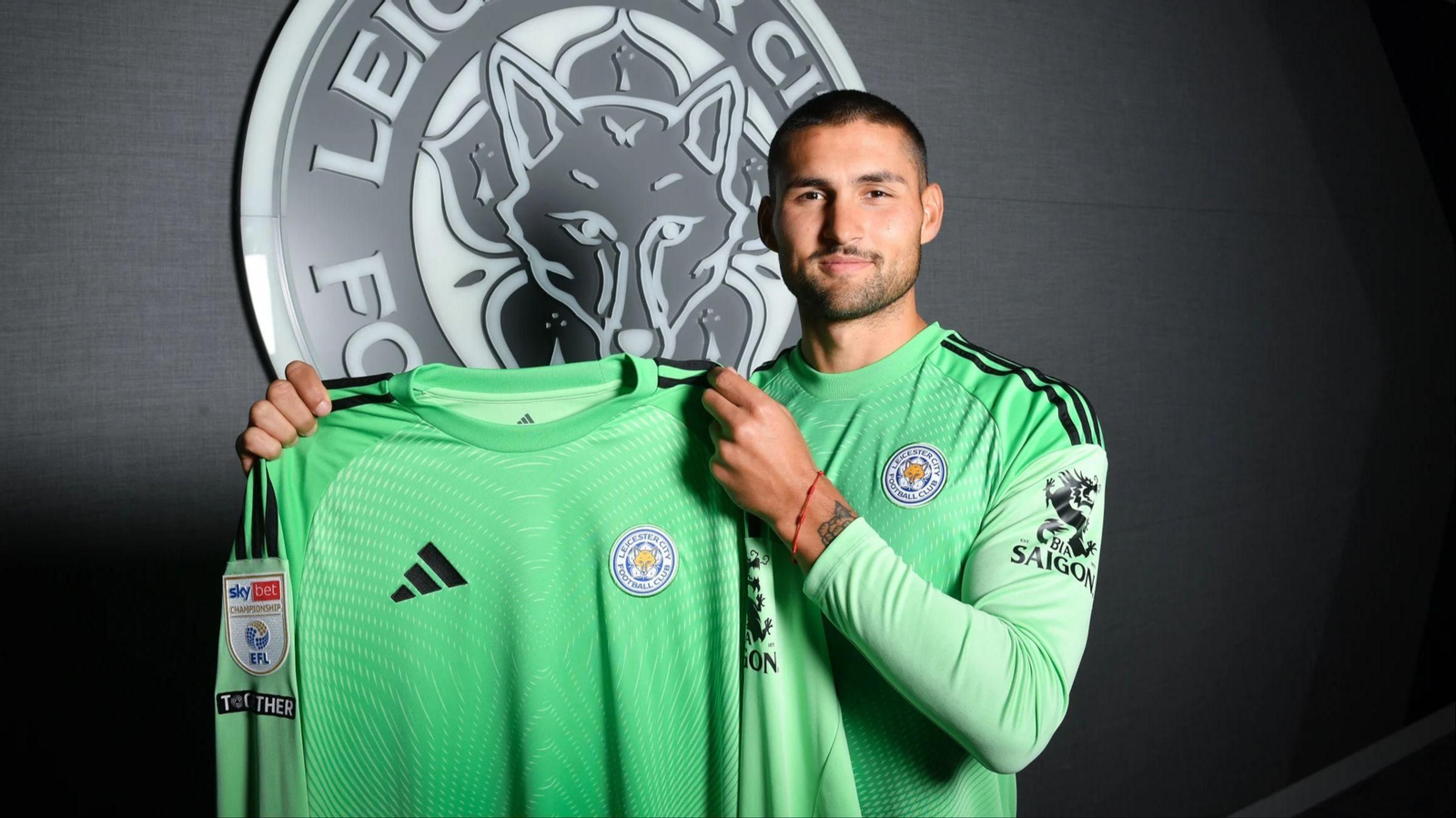 Fran Vieites posa con la camiseta del Leicester City