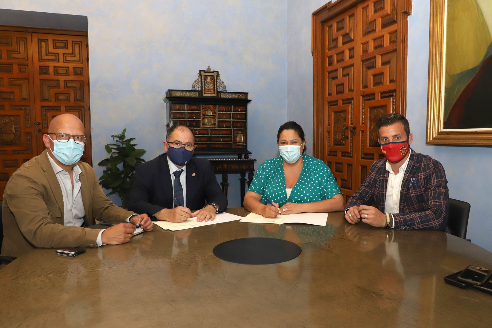 Imagen de la firma entre Iprodeco y Fundecor.