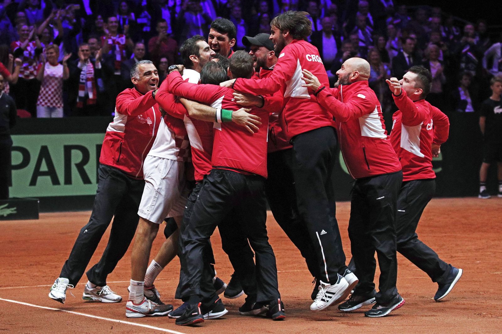 El equipo croata celebra la victoria con Cilic.